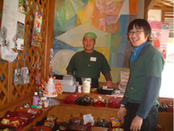 写真①：喫茶「なちゅ」の入口には、昔なつかしい駄菓子屋さんが
